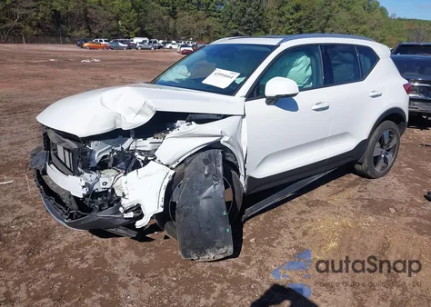 2020 Volvo Xc40 T5 Momentum z USA, uszkodzony, nr VIN YV4162UKXL2187831
